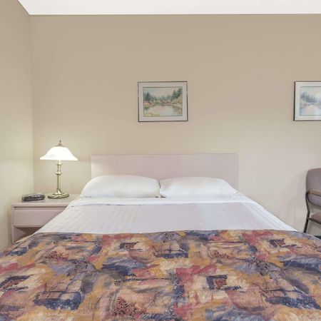 Hotel Super 8 By Wyndham Golden Zewnętrze zdjęcie