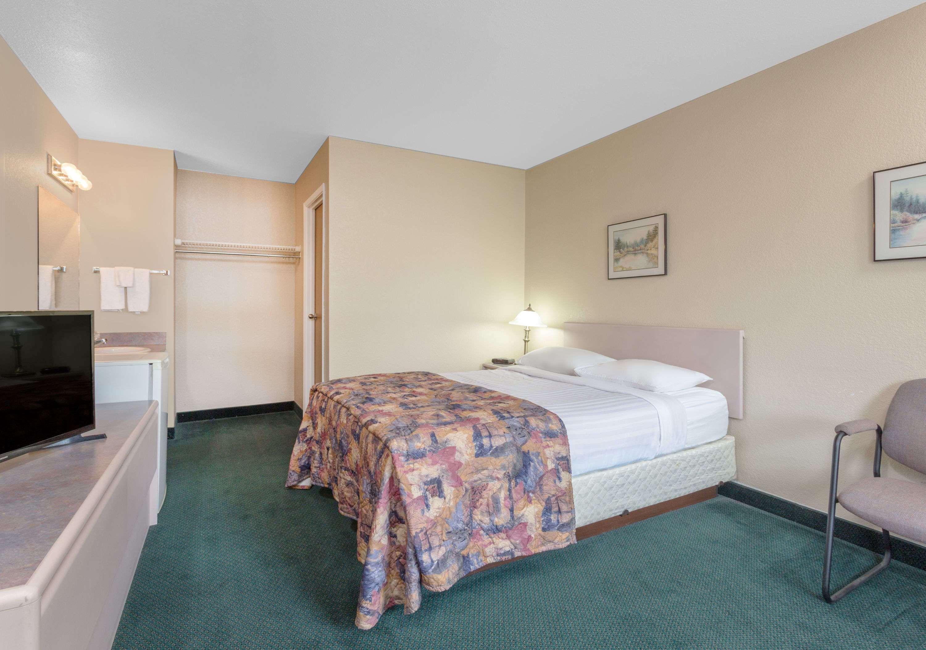 Hotel Super 8 By Wyndham Golden Zewnętrze zdjęcie