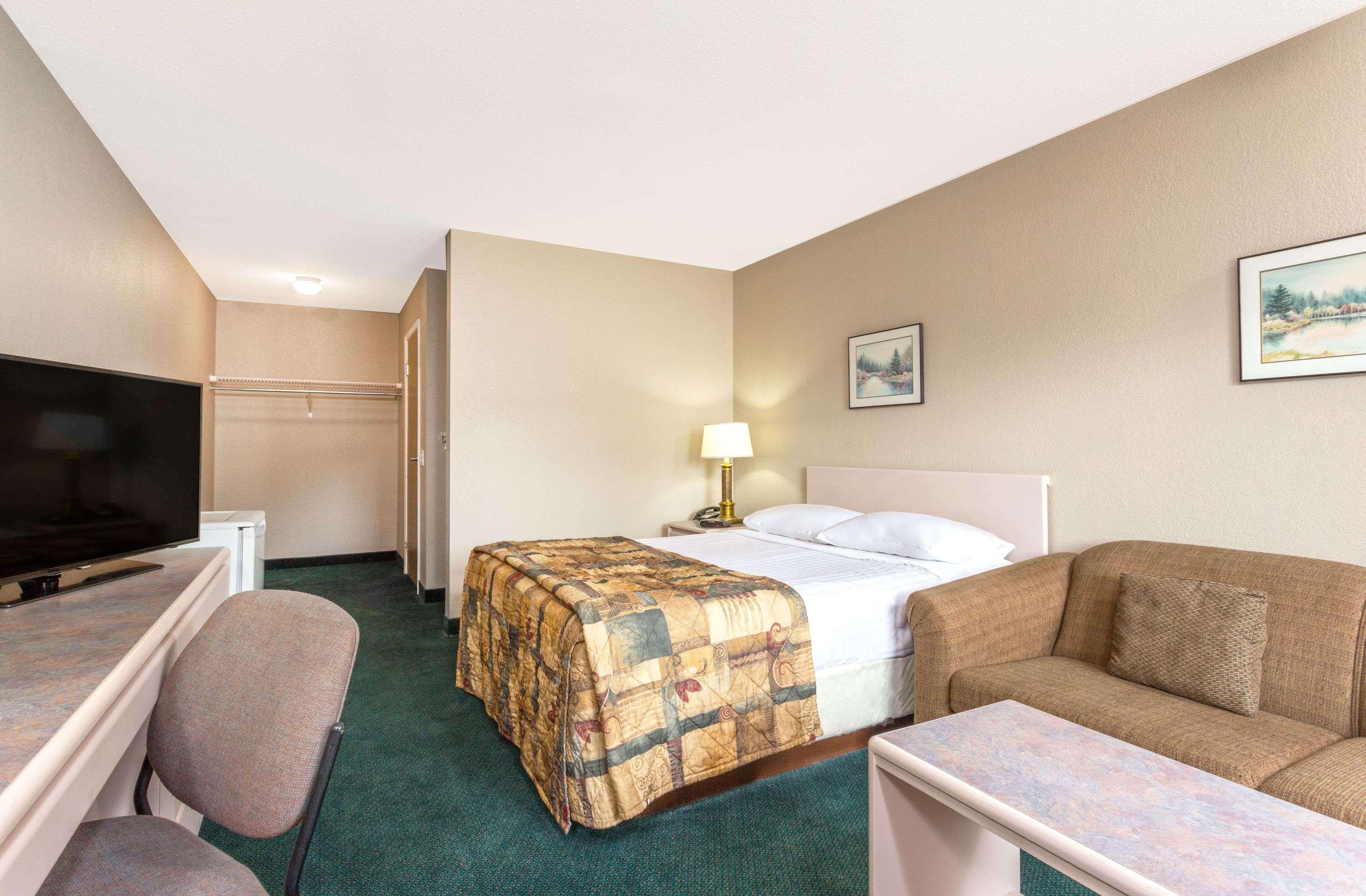 Hotel Super 8 By Wyndham Golden Zewnętrze zdjęcie