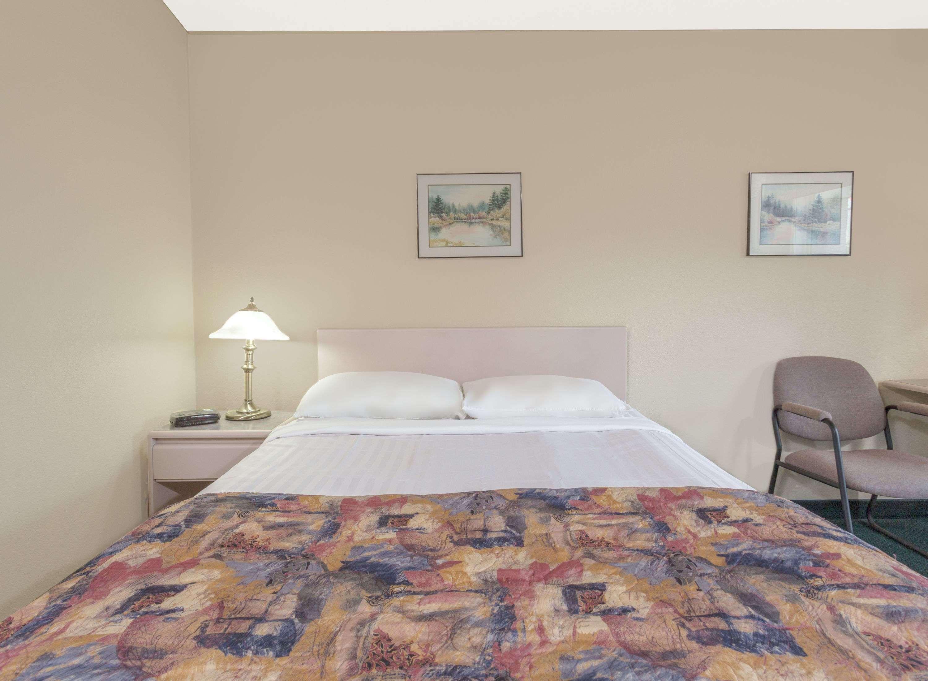 Hotel Super 8 By Wyndham Golden Zewnętrze zdjęcie
