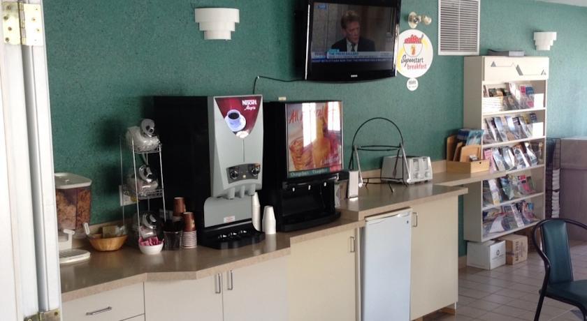 Hotel Super 8 By Wyndham Golden Zewnętrze zdjęcie